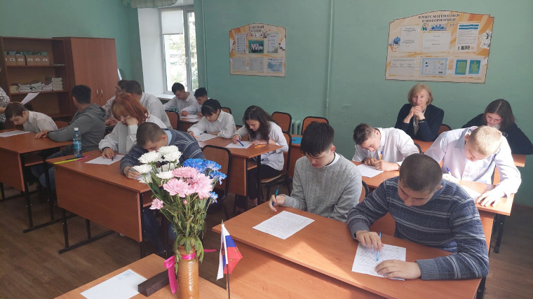 Выпускники на экзамене.